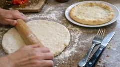 Sprężyste ciasto na pizzę z 5 składników – miękkie w środku, chrupiące po upieczeniu