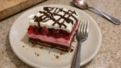 Wiśniak bez pieczenia na herbatnikach – warstwowe ciasto z budyniem i śmietanką