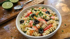 Sałatka z makaronem świderki i surimi – kremowa, z nutą limonki, gotowa w chwilę