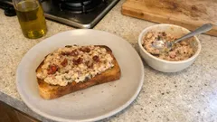 4-minutowa pasta z fasoli i suszonych pomidorów – kremowa i wyrazista do kanapek