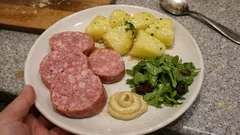 Lyońska kiełbasa gotowana z ziemniakami – sycący obiad z jednego garnka