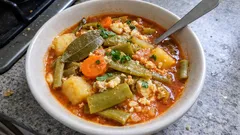 Portugalska potrawka z fasolki płaskiej w sosie pomidorowym z ziemniakami