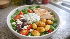 Sałatka z chrupiącym gnocchi i wędzonym kurczakiem – gotowa w 15 minut