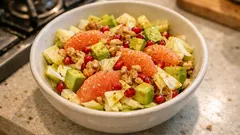 Sałatka z cykorii, awokado i grejpfruta – lekka, a sycąca na kolację