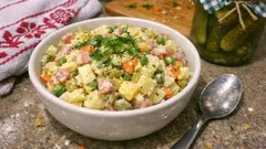 Sałatka wenecka z ziemniakami i szynką – sycąca, idealna do zrobienia na zapas