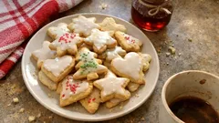 Kruche ciasteczka świąteczne z nalewką malinową – idealne do lukru