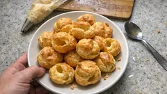 Mini ptysie na aperitif: ciasto parzone, które zawsze ładnie rośnie