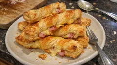 Torsady z ciasta francuskiego z szynką i gruyère – chrupiąca przekąska w 10 minut