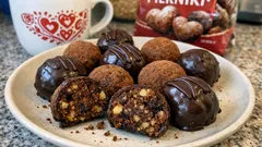 Piernikowe bajaderki bez pieczenia – szybkie kulki z resztek pierniczków